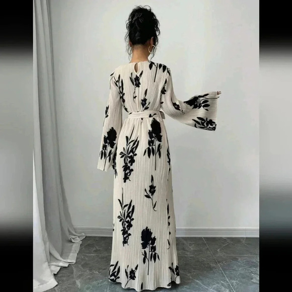 Women's Autumn/Winter Elegant Pleated Fabric Flared Long Sleeve Dress - Picture 3 of 6